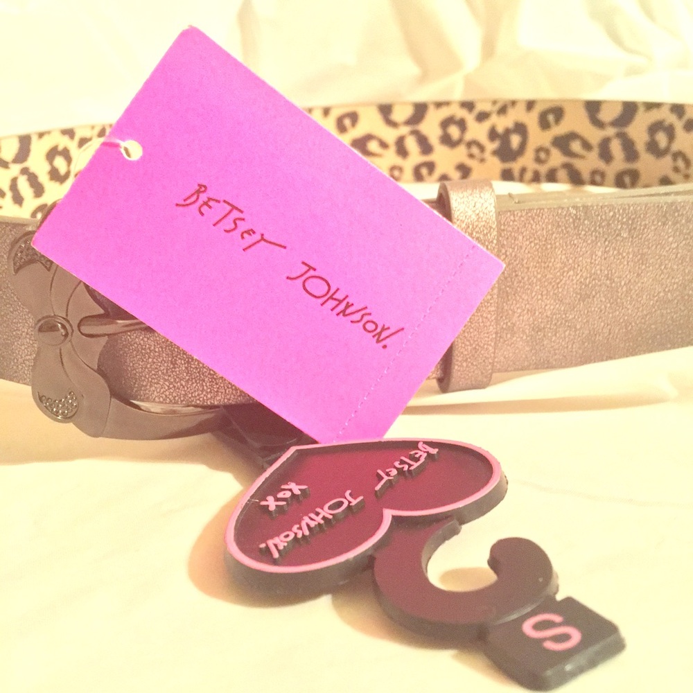 🎀NWT Betsey Johnson pewter bow and leopard…